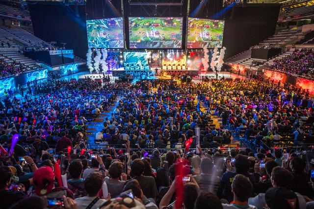 莱万作为顶 莱万作为顶